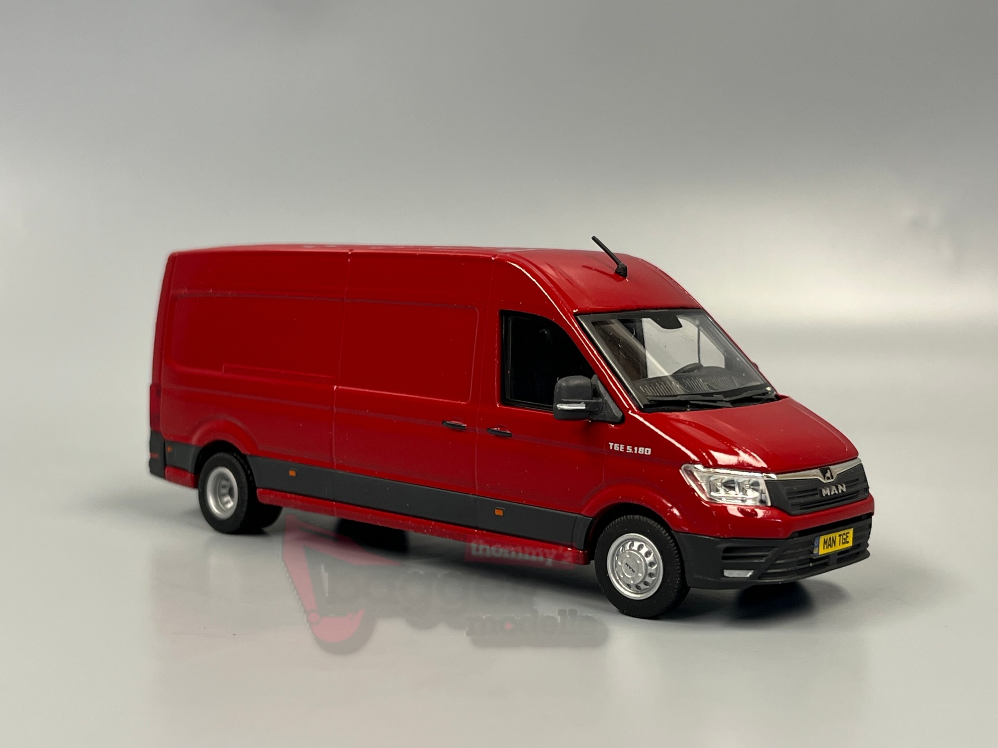 1615-4-  Conrad - MAN TGE Kastenwagen mit langen Radstand 2achs  rot  . Transporter 1:50